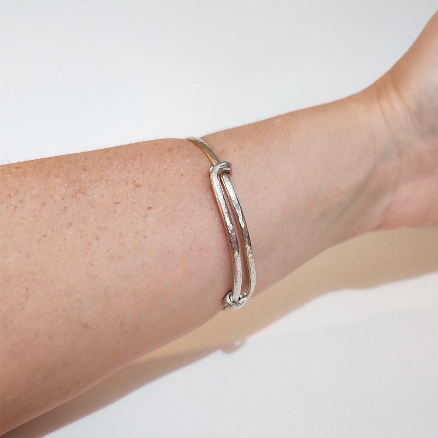 Bracelete martelado em prata 950, acabamento artesanal